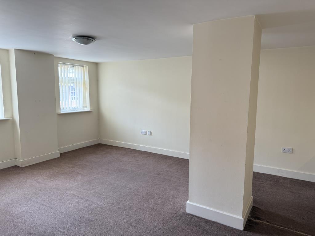 Lot: 159 - SUBSTANTIAL FREEHOLD INVESTMENT - Vacant Flat B living room with painted walls and carpet